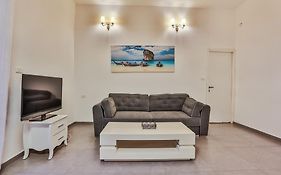 Chic Apartments By The Beach
